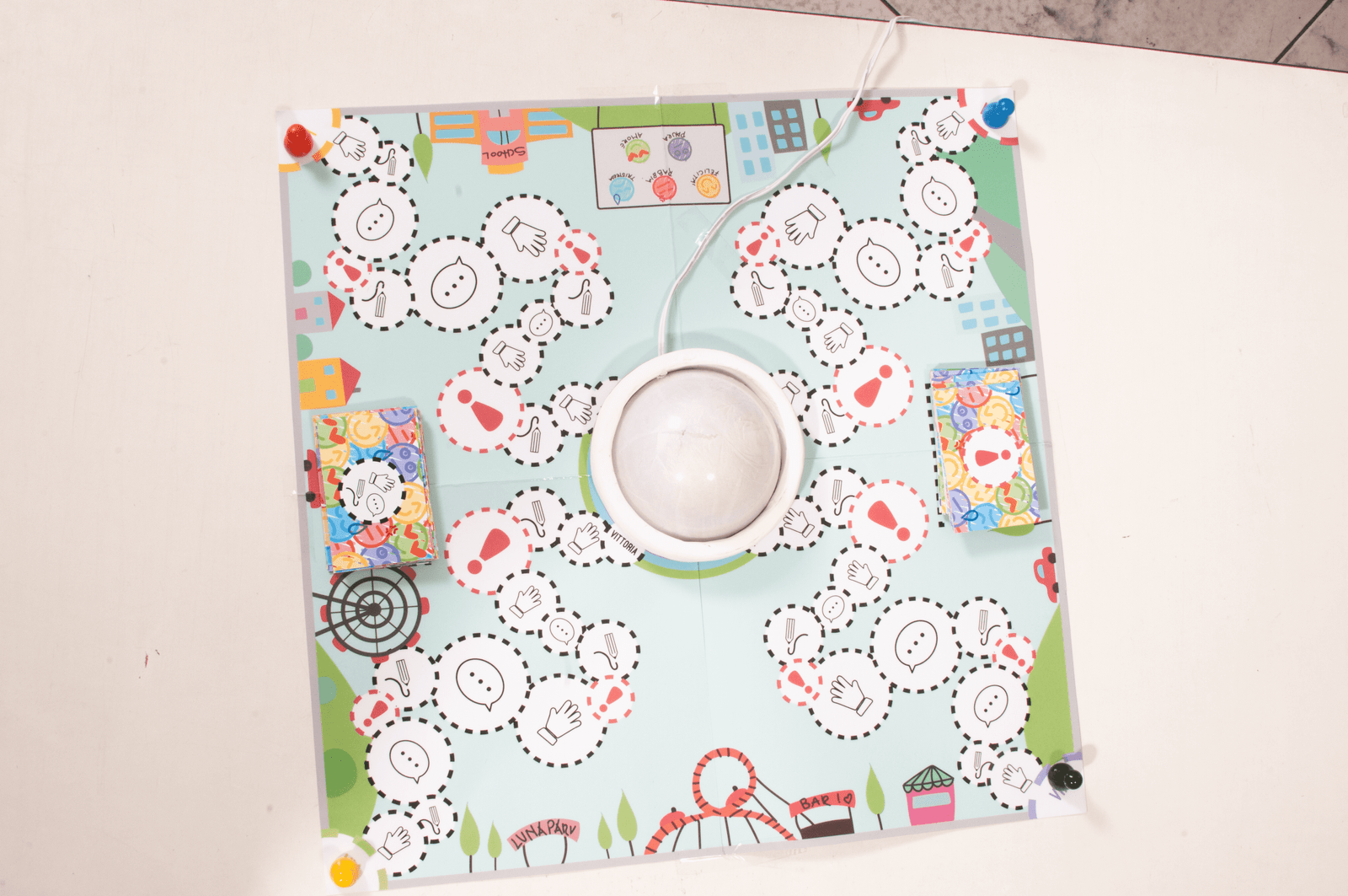 foto dall'alto del tabellone di gioco con buzz centrale spento